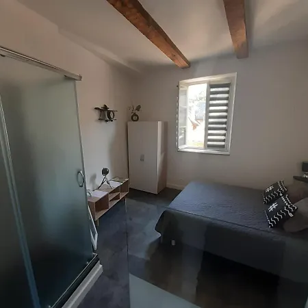 לינה וארוחת בוקר Chez Tifille 3*